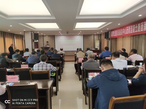 參會各單位代表聽取《就地熱再生技術原理與工程應用》專題報告.jpg